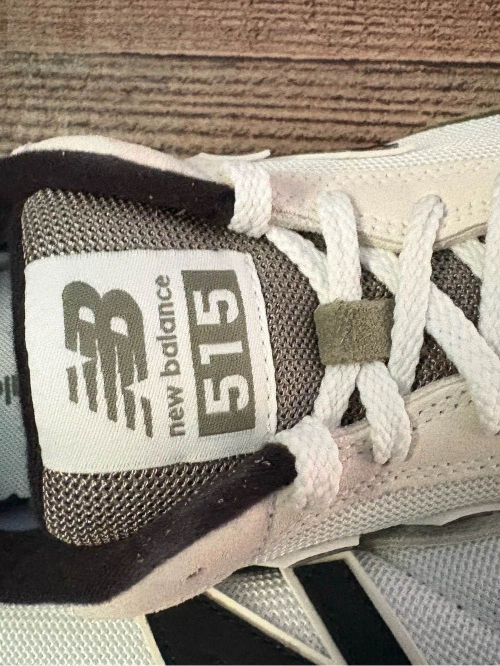 New Balance Men's White and Olive Green Retro Runner Sneakers